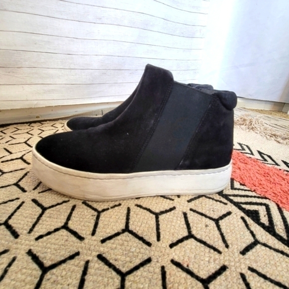 VINCE NEWLYN TRACK SHOE IN BLACK, SZ 7 - Picture 1 of 10